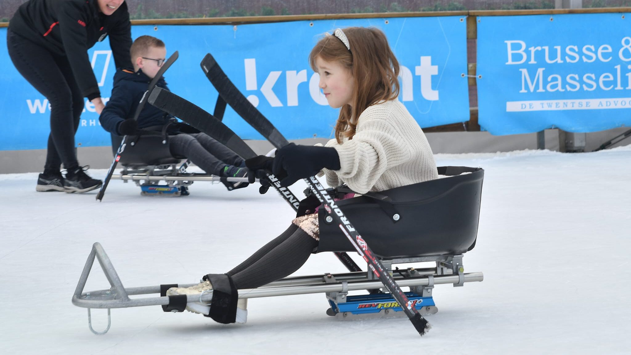 Seizoenstart 2024-2025, Blij kind in te grote slee.