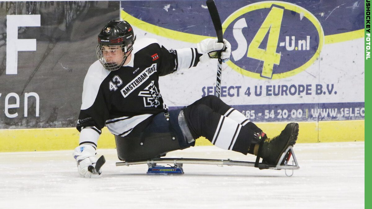 De betekenis van een vriendschappelijke wedstrijd - Foto ijshockeyfoto.nl