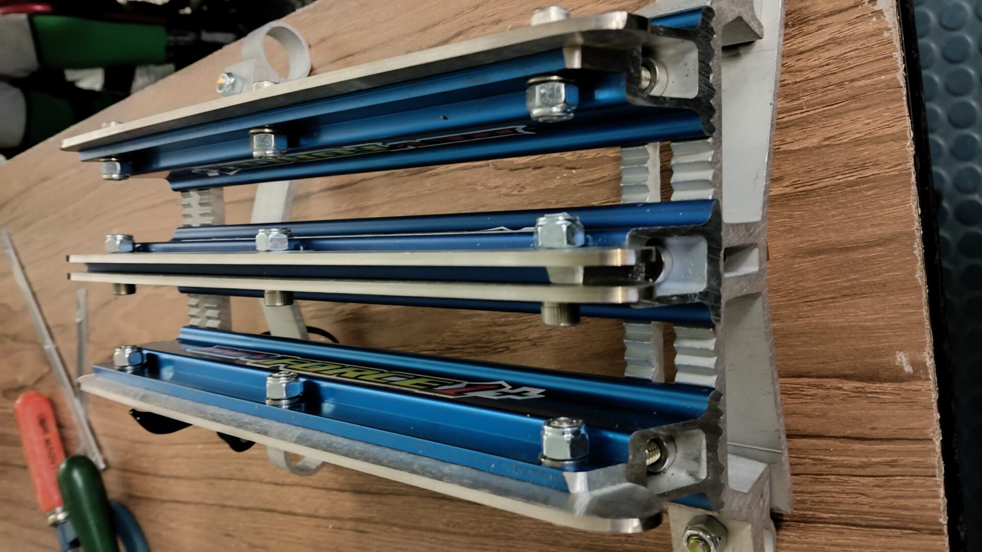 Para ijshockeyslee afstellen - de breedte van de ijzers