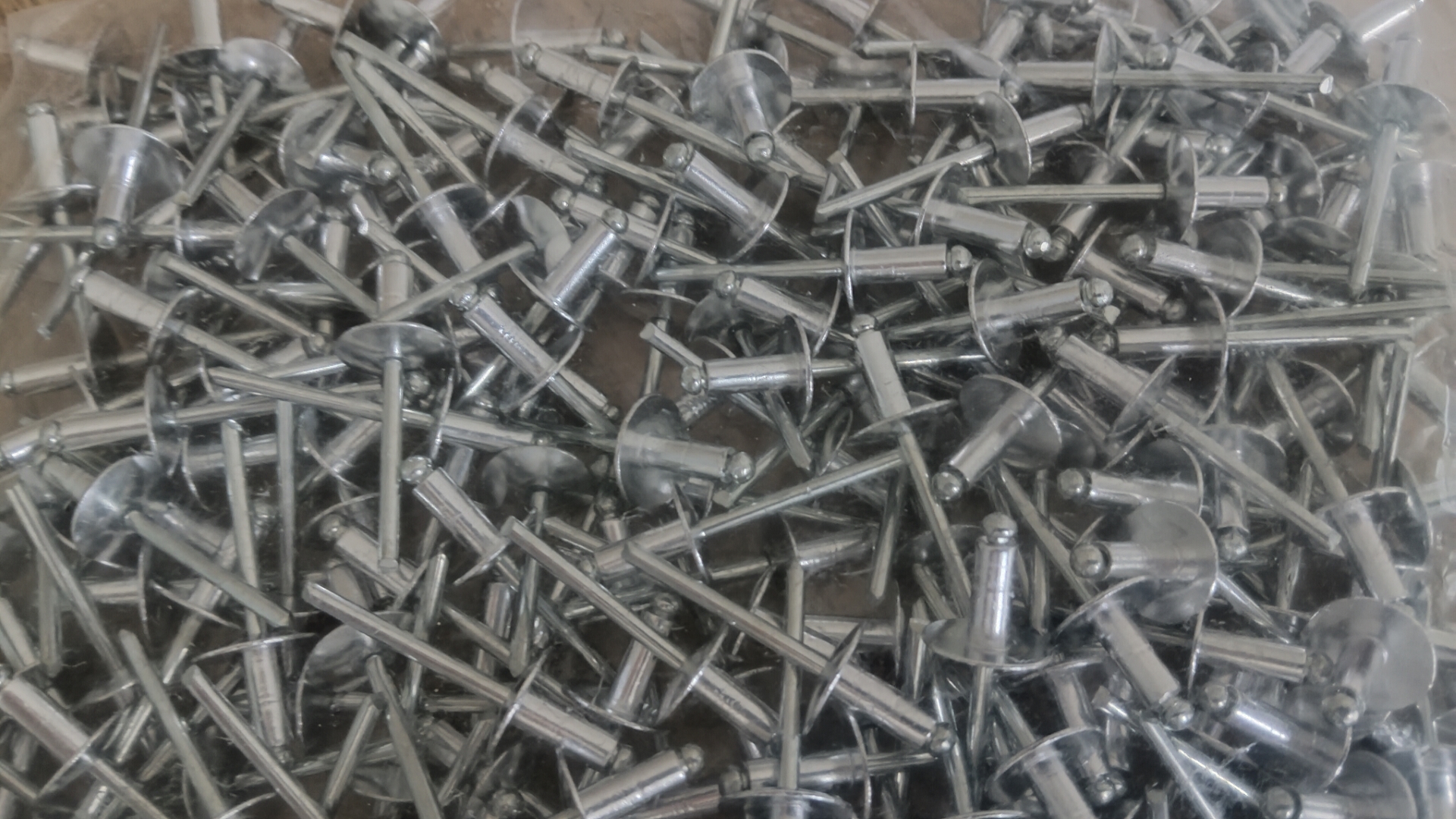 Popnagels met een extra grote kop